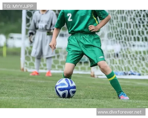 各位足球明星的战靴背后故事与技术揭秘,助力他们在绿茵场上的辉煌表现 各位足球明星的战靴背后故事与技术揭秘,助力他们在绿茵场上的辉煌表现