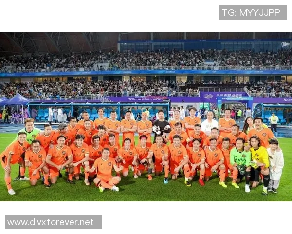 王健林与足球明星同框合影展现体育与商业的完美结合与友谊的力量