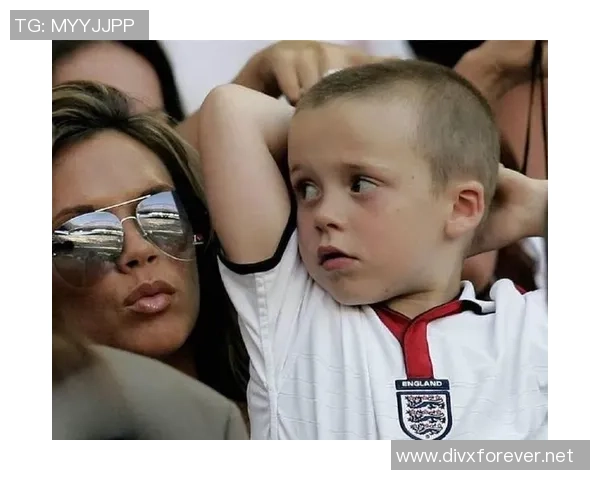 足球明星佩戴头箍的时尚瞬间展现独特个性与运动魅力 足球明星佩戴头箍的时尚瞬间展现独特个性与运动魅力